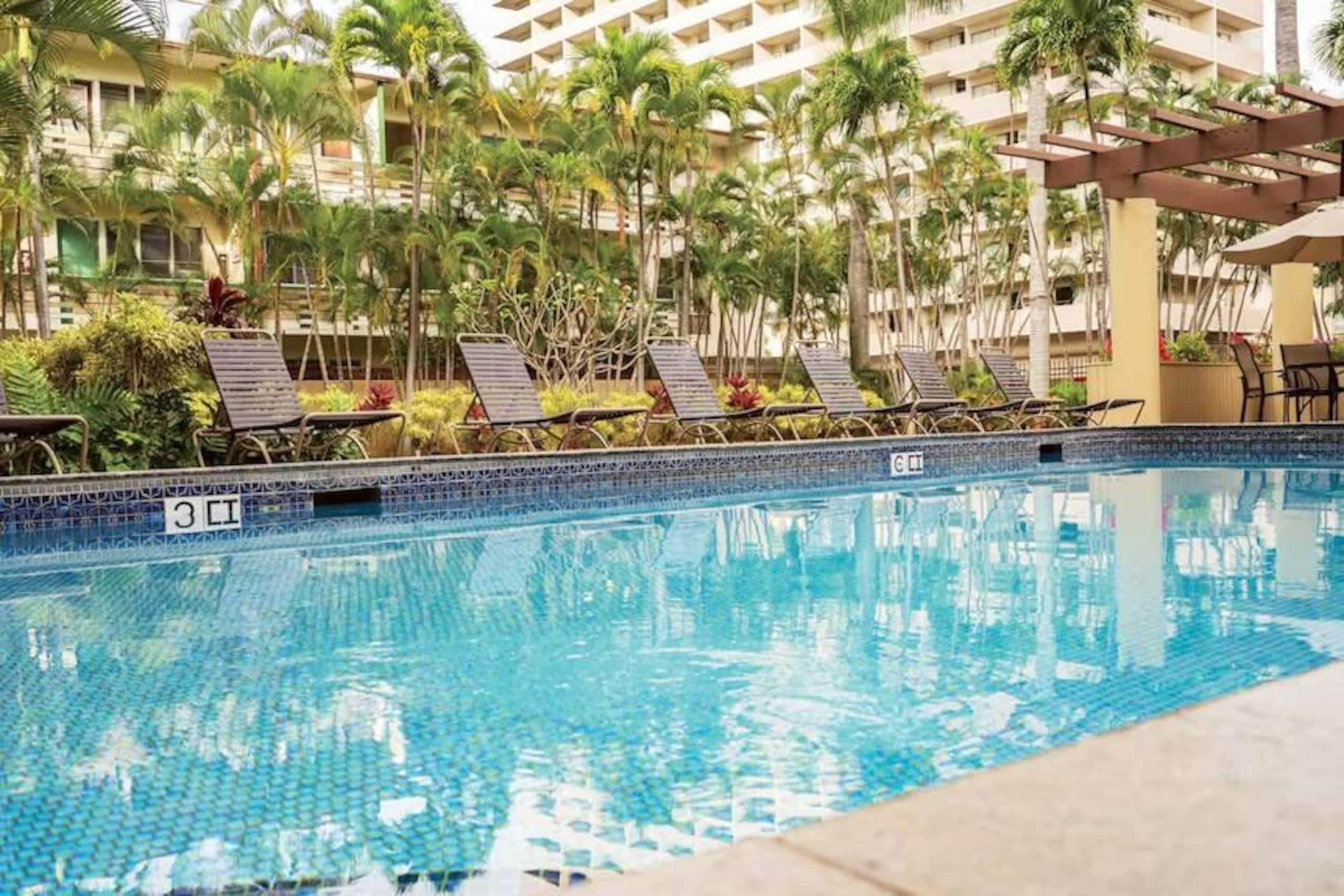 Condo in Honolulu · ★4.84 · Studio · 1 bed · 1 private bath - Image 25