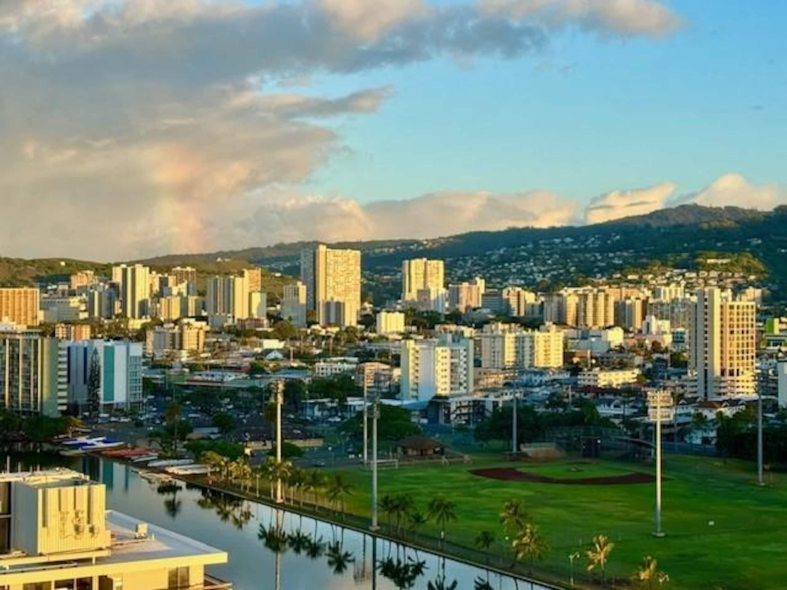 Condo in Honolulu · ★4.84 · Studio · 1 bed · 1 private bath - Image 15