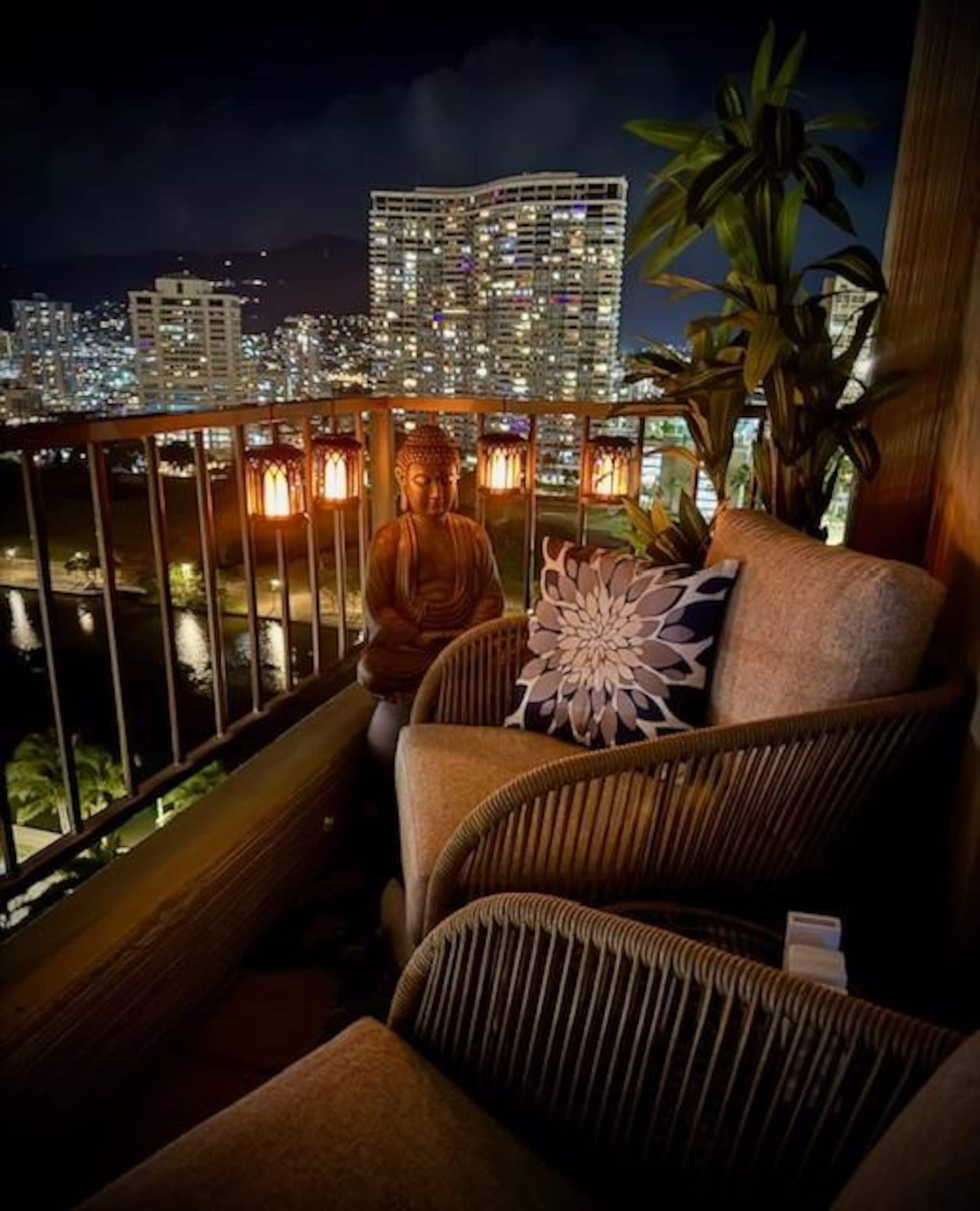 Condo in Honolulu · ★4.84 · Studio · 1 bed · 1 private bath - Image 12