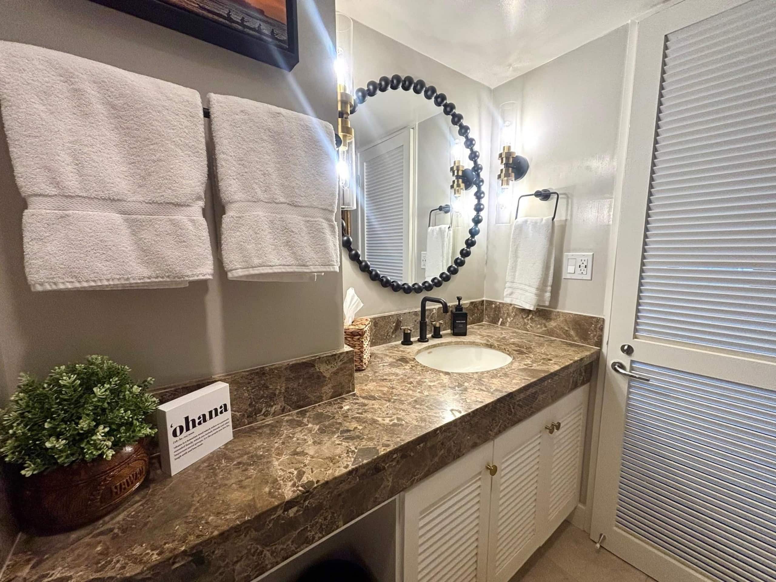 Condo in Honolulu · ★4.84 · Studio · 1 bed · 1 private bath - Image 10