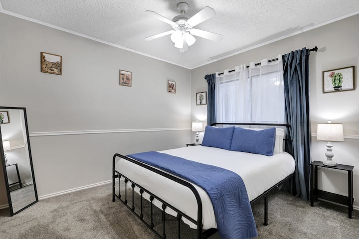 חדר שינה שלישי עם מיטת קווין סייז.