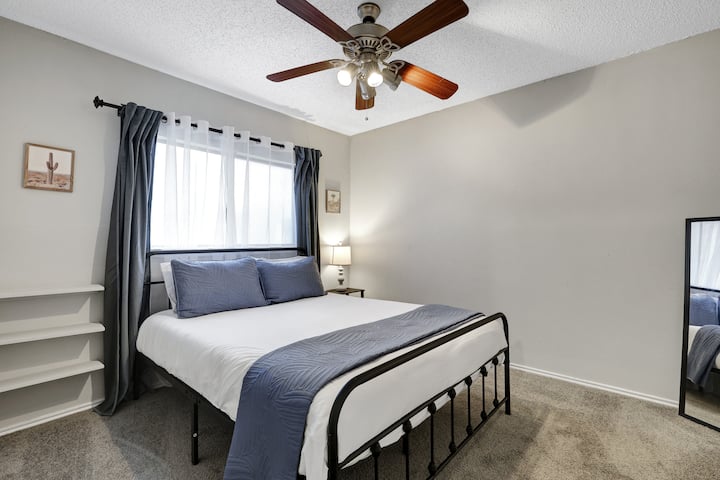 חדר שינה שני עם מיטת קווין סייז.