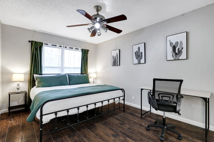 חדר שינה ראשי עם מיטת קינג סייז.