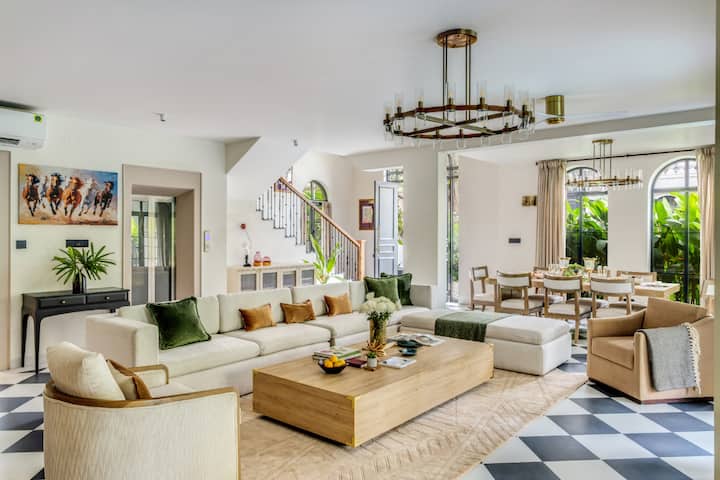 Rooms: Living area