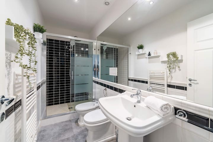 Bright 3BD Apartment near Santa Croce.Teatro Verdi gallery image 5