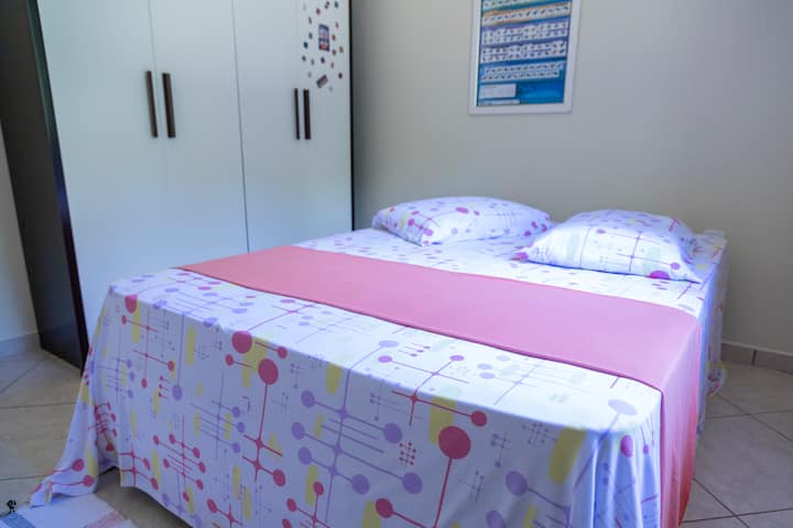 En el dormitorio hay un armario increíble para que guardes tus pertenencias.
