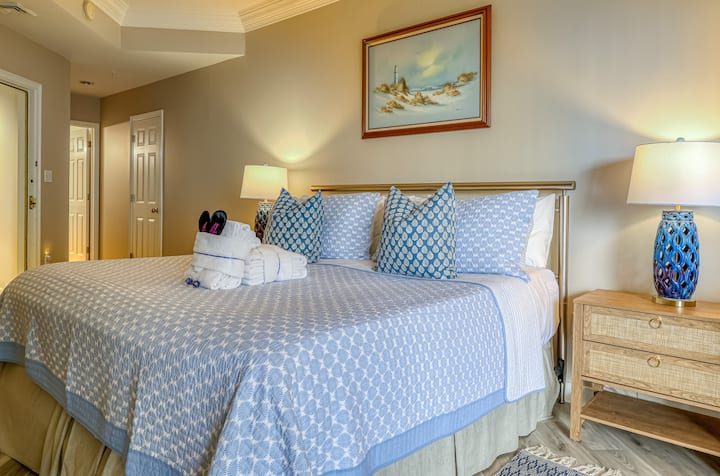 Suite principal con balcón privado.