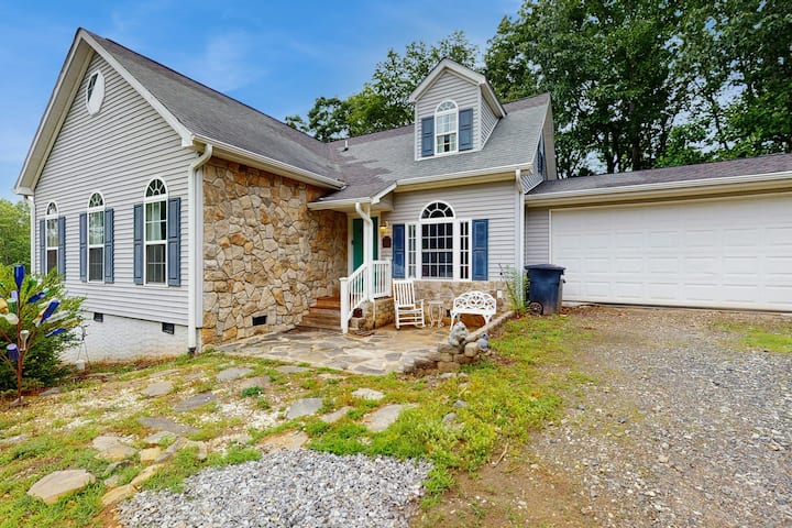 Tranquil Dog-friendly Riverfront Home, Wifi - Asheville, NC