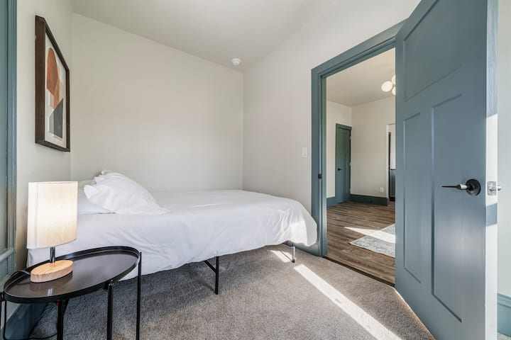 - Удобна гостинска соба со мек тепих и едноставен декор   - Мирна атмосфера идеална за самостојни патници или деца   - Свежата постелнина и топлото осветлување обезбедуваат мирна ноќ