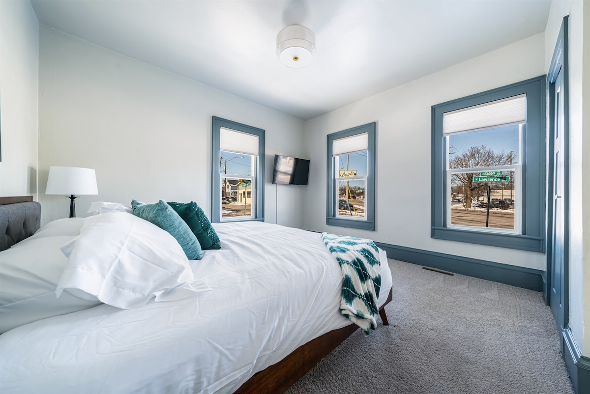 — ჰაეროვანი საძინებელი, რომელშიც არის რბილი თეთრეული და სამი დიდი ფანჯარა — ბუნებრივი სინათლე ავსებს სივრცეს, რაც ხელს უწყობს ნათელ და სასიამოვნო გარემოს შექმნას — სმარტ‑ტელევიზორი და დამამშვიდებელი ტონები ხელს უწყობს განტვირთვას