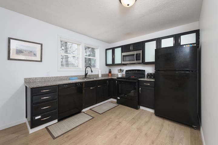 Pet Friendly Home And Walkable To Town And Beaches - South Haven, MI