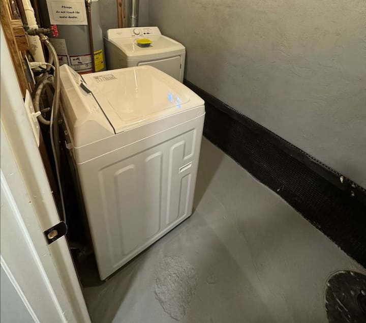 מכונת כביסה ומייבש בגודל מלא כלולים בקומה התחתונה של הבית! 