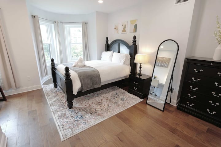 בחדר השינה הראשי שלנו יש תאורה יפה! 