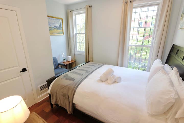 בחדר השינה הראשון יש מיטת קווין סייז נוחה לשינה לילה נהדרת! 