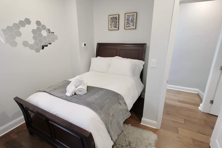 בחדר השינה השני שלנו במורד המסדרון יש גם מיטת קווין סייז! 