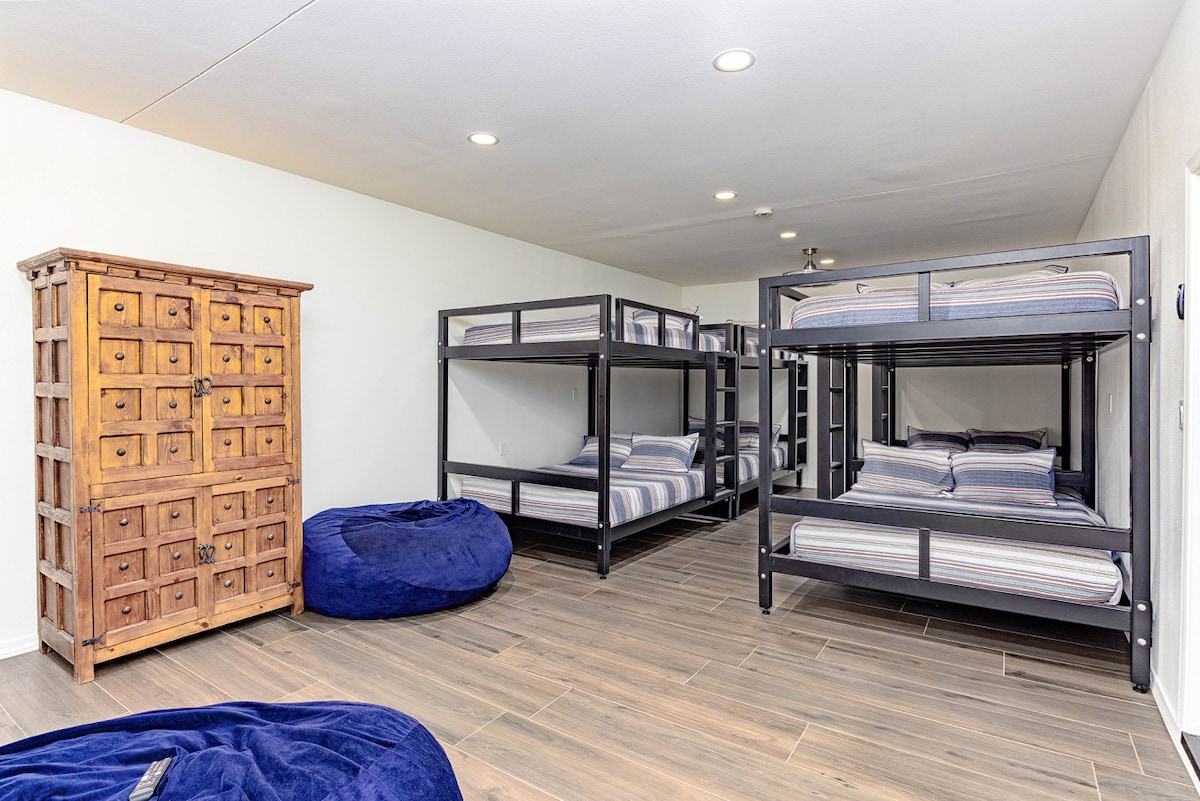 Спалня 6: 4 двуетажни легла.