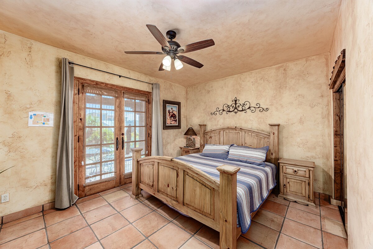 Спалня 1: суперголямо двойно легло, смарт телевизор, достъп до вътрешен двор.