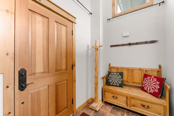 Entrée du logement avec banc et crochets pour plus de commodité. 