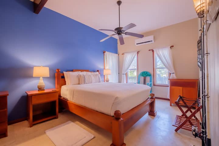 غرفة نوم ثالثة بسرير بحجم كبير