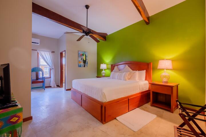 غرفة نوم وسط تحتوي على سرير كبير بحجم كينج