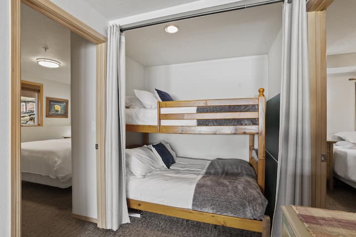 ห้องนอนส่วนตัว 3 ห้องพร้อมเตียงสองชั้นสร้างพื้นที่ให้ทุกคนได้ผ่อนคลาย