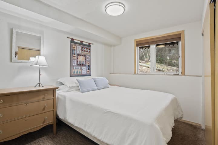 ห้องนอนชั้นใต้ดิน