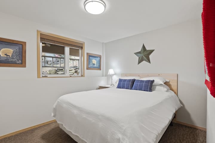 ห้องนอนส่วนตัว 3 ห้องพร้อมเตียงสองชั้นสร้างพื้นที่ให้ทุกคนได้ผ่อนคลาย