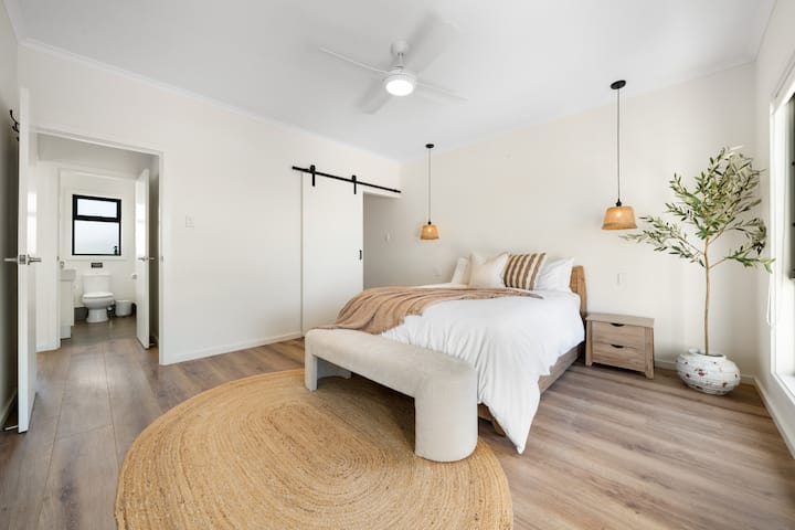 Კაშკაშა და ელეგანტური საცხოვრებელი, რომელიც სავსეა თანამედროვე გულსაკიდი განათებით და უპრობლემო ნაკადით.