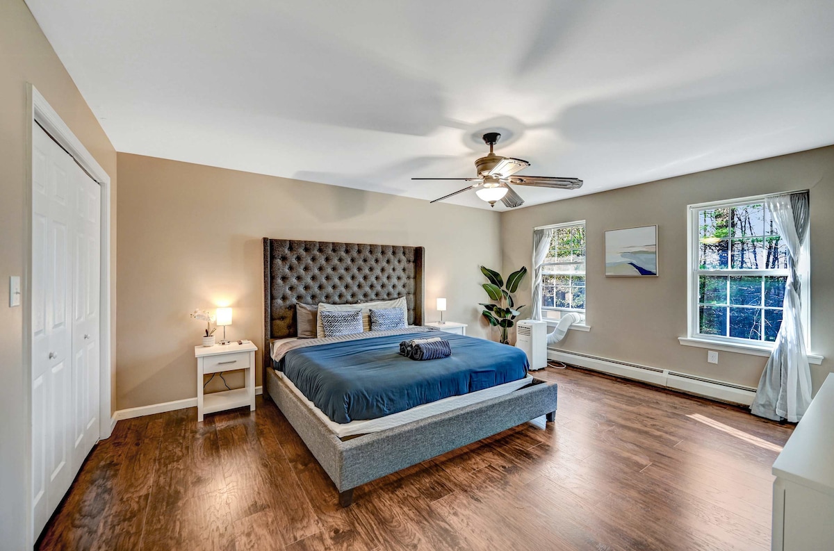 Уживајте во главниот кревет и сопствената бања во нашата најголема спална соба! 