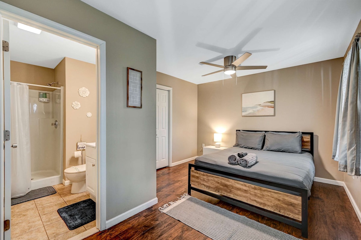 Разбудете се освежени! Уживајте во мирен ноќен сон во оваа прекрасно наместена спална соба, со приклучена бања за дополнителна приватност и леснотија. 