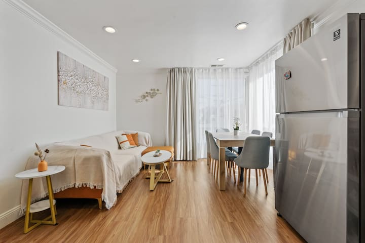 Sunset Haven: Corner House with lots of Light