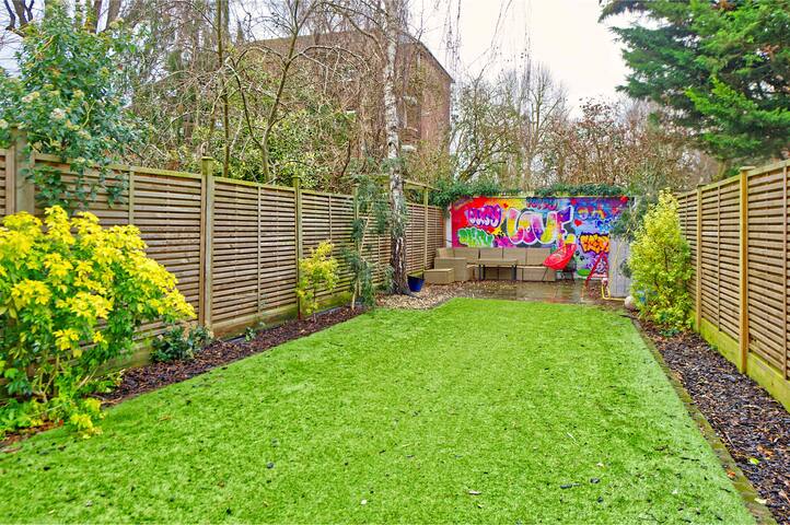 4 Bedroom House, Barnes gallery image 5