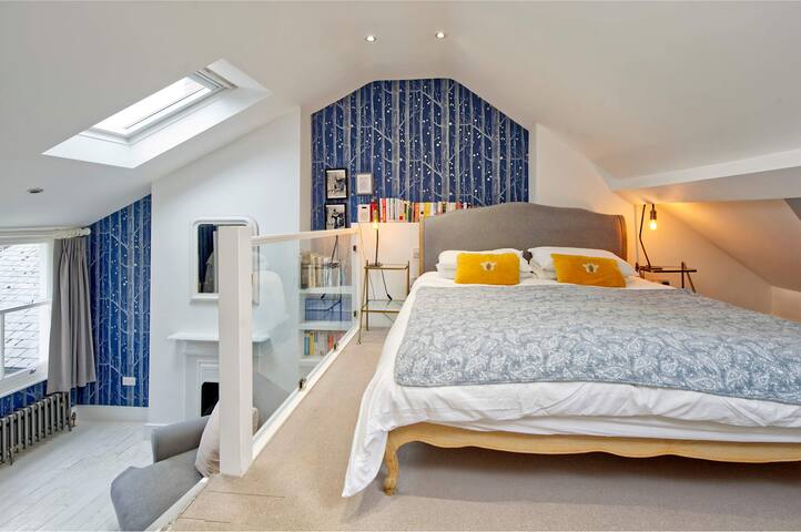 4 Bedroom House, Barnes gallery image 3