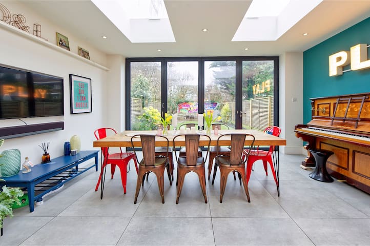 4 Bedroom House, Barnes gallery image 4