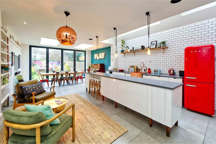 4 Bedroom House, Barnes gallery image 2