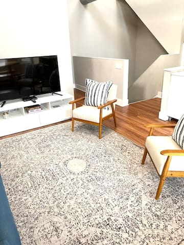 Beautiful top floor, River North gallery image 3