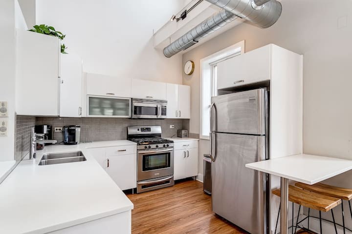 Beautiful top floor, River North gallery image 4