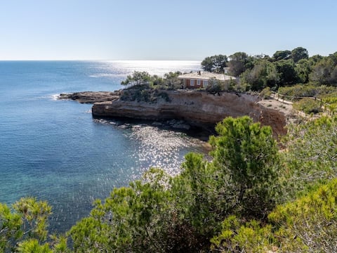 House in unique location with panoramic sea views