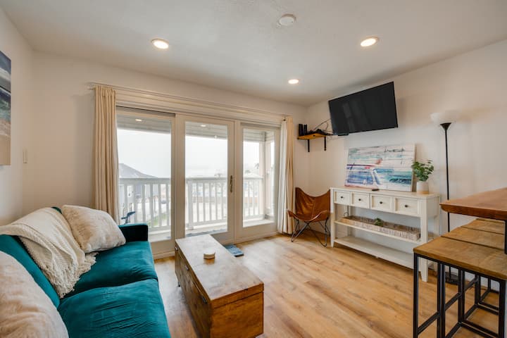 Steps To Beach: Corpus Christi Condo W/ Balcony - North Beach, TX