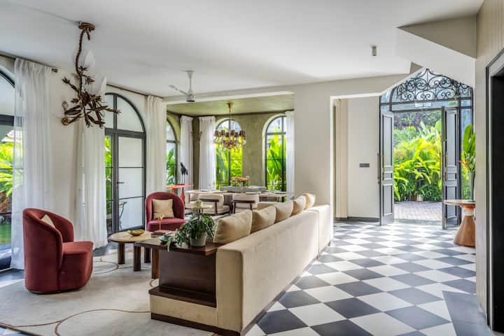 Rooms: Living area