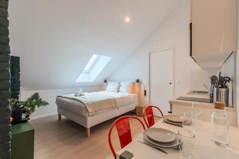 Popular Airbnb listing: Studio in the attic on the courtyard side in Villeneuve D'ascq