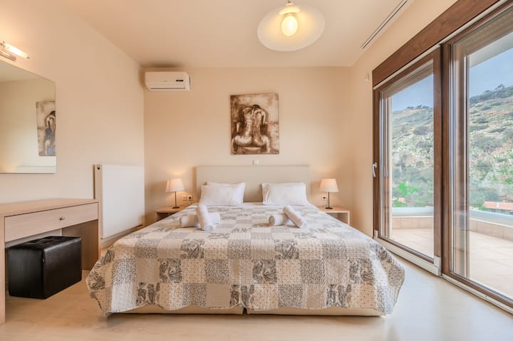 Ნიკოს-ვილა პალაოკასტროში, დიდი ზომის საძინებელი სივრცე