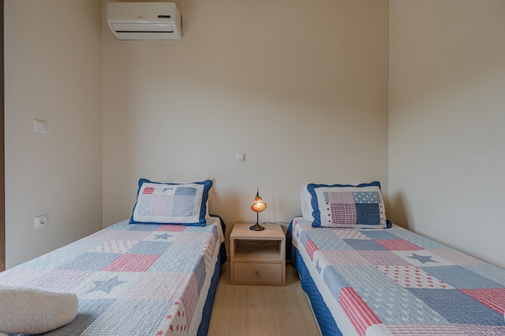 Париска вила во Палајокастро, спална соба со 2 единечни кревета