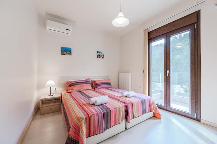 Париска вила во Палајокастро, спална соба со 2 единечни кревета