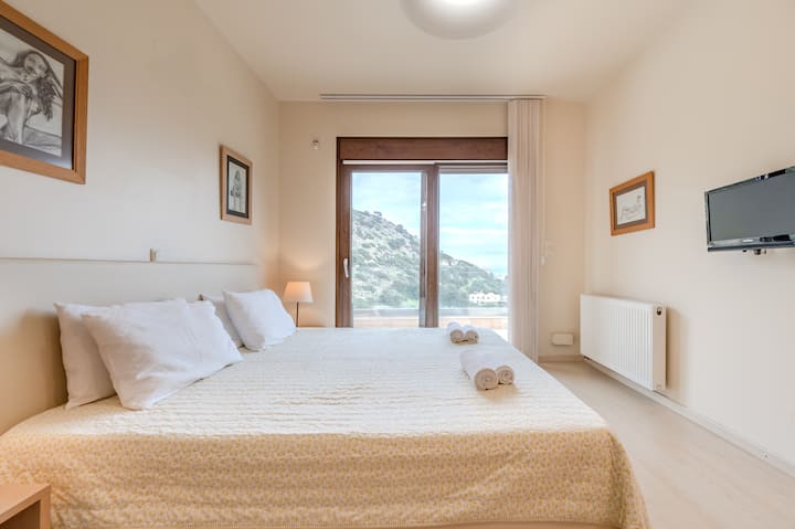 Париска вила во Палајокастро, спална соба со брачен кревет (широк 150-179 см)