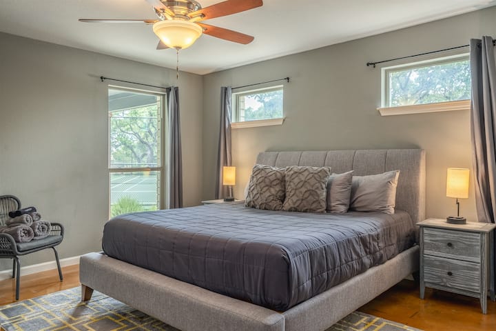 Dormitorio elegante y sereno con una acogedora cama tamaño king y una decoración moderna