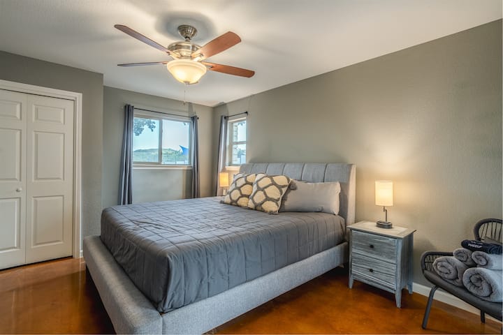 Dormitorio espacioso y sereno con una lujosa cama tamaño king y un ambiente acogedor.