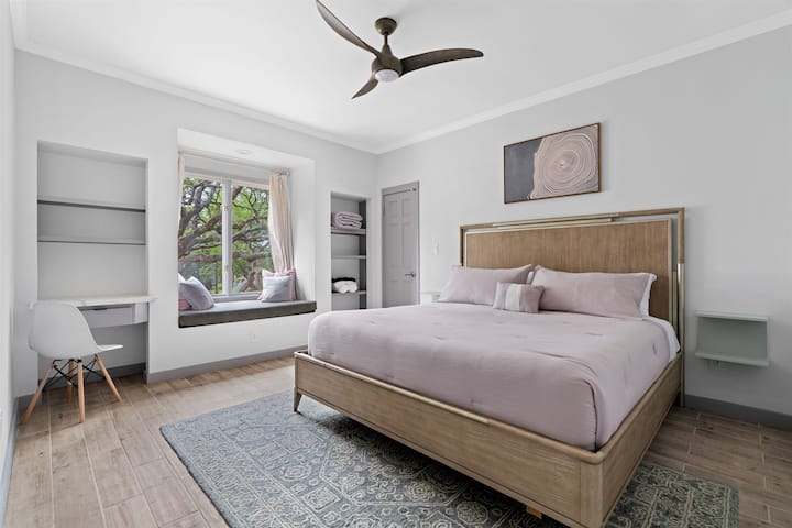 Retiro sereno en el dormitorio con una acogedora cama tamaño king y un encantador rincón con ventana.