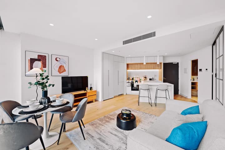 Cloudline 2br Escape | City View, Pool & Sauna - Melbourne