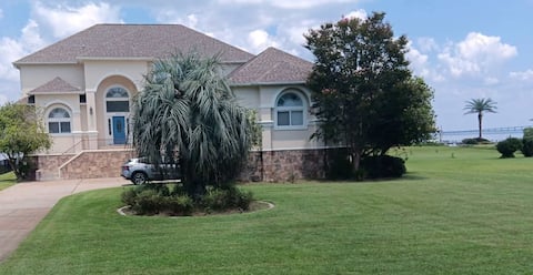 Popular Airbnb listing: Gulf Breeze Home Pensacola Bay in Midway